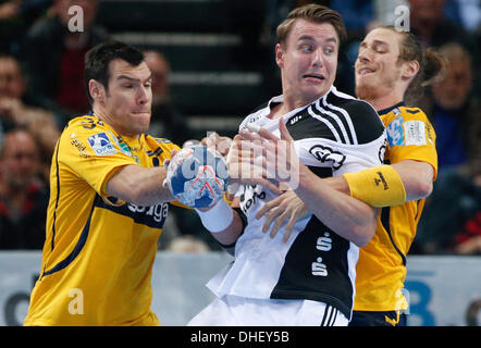 Kiel, Deutschland. 6. November 2013. Isaias Guardiola der Rhein-Neckar Löwen (L-R), Filip Jicha THW Kiel und Rhein-Neckar Kim Ekdahl Du Rietz wetteifern um die Kugel während der deutschen Handball-Bundesliga-Spiel THW Kiel vs. Rhein-Neckar Löwen in der Sparkassen-Arena in Kiel, Deutschland, 6. November 2013. Foto: AXEL HEIMKEN/Dpa/Alamy Live News Stockfoto