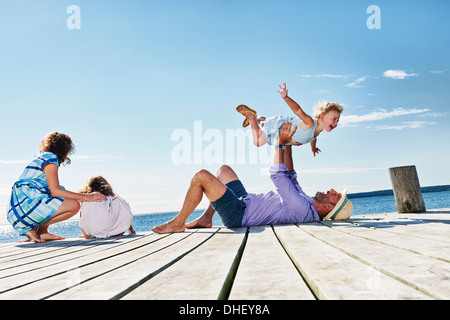 Familie spielen am Steg, Utvalnas, Hotels, Schweden Stockfoto