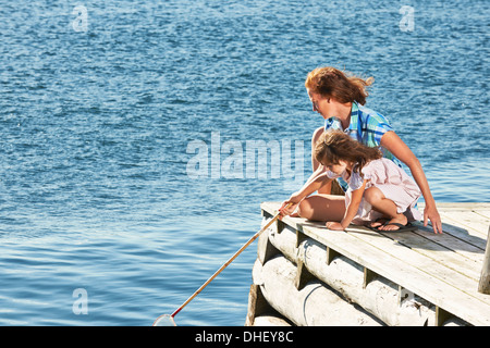 Mutter und Tochter mit Angeln Net, Utvalnas, Hotels, Schweden Stockfoto