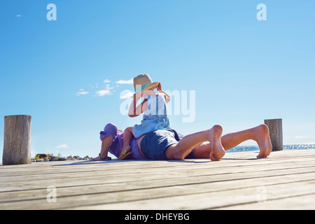 Weibliche Kind und Vater auf Steg, Utvalnas, Hotels, Schweden Stockfoto