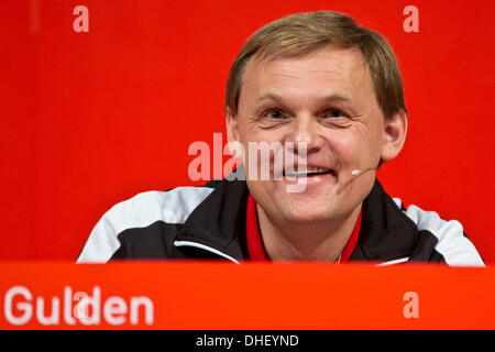 Herzogenrauch, Deutschland. 8. November 2013. Der Vorsitzende der Sportartikelhersteller Puma, Bjoern Gulden, spricht über die Companie Quartalszahlen auf einer Pressekonferenz in Herzogenrauch, Deutschland, 8. November 2013. Foto: DANIEL KARMANN/Dpa/Alamy Live News Stockfoto