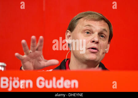 Herzogenrauch, Deutschland. 8. November 2013. Der Vorsitzende der Sportartikelhersteller Puma, Bjoern Gulden, spricht über die Companie Quartalszahlen auf einer Pressekonferenz in Herzogenrauch, Deutschland, 8. November 2013. Foto: DANIEL KARMANN/Dpa/Alamy Live News Stockfoto