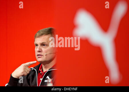 Herzogenrauch, Deutschland. 8. November 2013. Der Vorsitzende der Sportartikelhersteller Puma, Bjoern Gulden, spricht über die Companie Quartalszahlen auf einer Pressekonferenz in Herzogenrauch, Deutschland, 8. November 2013. Foto: DANIEL KARMANN/Dpa/Alamy Live News Stockfoto