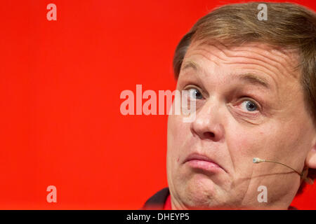 Herzogenrauch, Deutschland. 8. November 2013. Der Vorsitzende der Sportartikelhersteller Puma, Bjoern Gulden, spricht über die Companie Quartalszahlen auf einer Pressekonferenz in Herzogenrauch, Deutschland, 8. November 2013. Foto: DANIEL KARMANN/Dpa/Alamy Live News Stockfoto