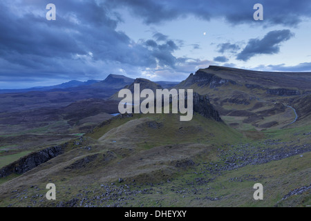 Pre-Morgenlicht mit dem Mond sichtbar in dieser Auffassung von der Quiraing Trotternish Ridge, Isle Of Skye, Schottland Stockfoto