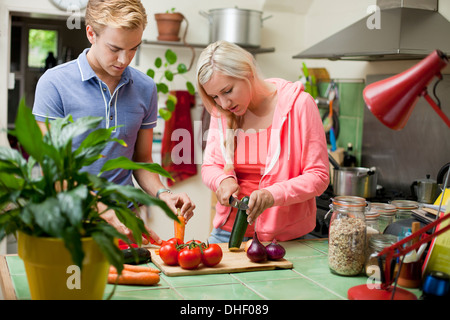 Junges Paar Gemüse vorbereiten Stockfoto