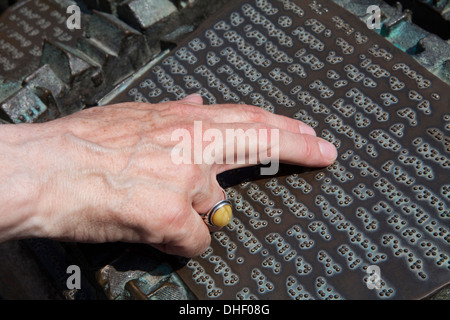 Männliche Finger lesen Braille, Modell von Hameln, Niedersachsen, Deutschland Stockfoto