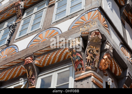 Kunstvoll geschnitzte Architekturdetail Stiftsherrenhaus, 1558, Osterstraße, Hameln, Niedersachsen, Deutschland Stockfoto