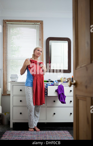 Junge Frau im Schlafzimmer immer bereit Stockfoto