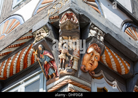 Binden von Isaac, kunstvoll geschnitzten Architekturdetail Stiftsherrenhaus, 1558, Osterstraße, Hameln, Niedersachsen, Deutschland Stockfoto