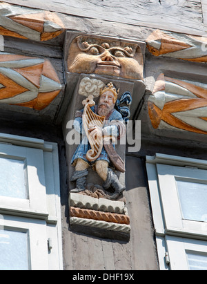 Kunstvoll geschnitzte Architekturdetail Stiftsherrenhaus, 1558, Osterstraße, Hameln, Niedersachsen, Deutschland Stockfoto