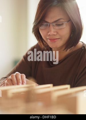 Architektin mit Modell Stockfoto