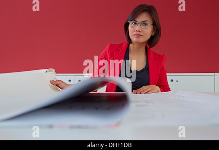 Architektin mit Blaupausen Stockfoto