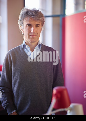 Porträt von reifer Geschäftsmann tragen graue Pullover Stockfoto