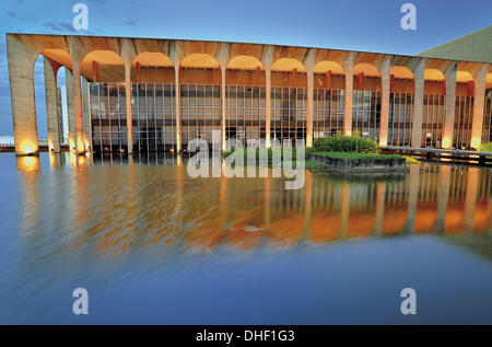 Brasilien, Brasilia, Itamaraty Palace, Ministry of Foreign Affairs, Architektur, Oscar Niemeyer, Design, Seitenansicht, Architektur von Brasilia, Wasser, Reisen, Tourismus, Bau, Brasilien 2014 Reisen Schicksale in Brasilien, Politik, Sehenswürdigkeiten in Brasilia, Br Stockfoto