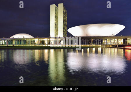 Brasilien, Brasilia, National Congress, Nacht, Architektur, Oscar Niemeyer, nächtliche Ansicht, Beleuchtung, hell, glänzend, Reisen, Tourismus, Horizontal, Utopie, futuristisch, Wasser, Reflexion, Brasilien 2014, Architektur von Brasilia, Politik, Senat, Handelskammer Stockfoto