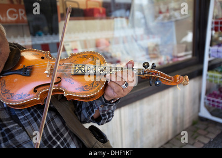 Straßenmusiker, eine Geige zu spielen Stockfoto