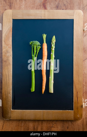 Karotten, Brokkoli und Apsaragus auf Tafel, Stillleben Stockfoto