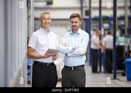 Porträt von zwei Ingenieuren in engineering Fabrik Stockfoto