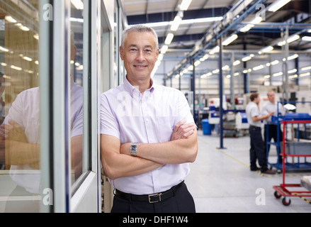 Porträt des Managers mit in engineering Fabrik verschränkten Armen Stockfoto