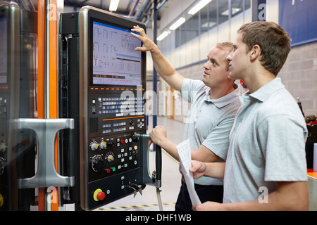 Blick auf Computer-Monitor in engineering Fabrik Arbeiter Stockfoto