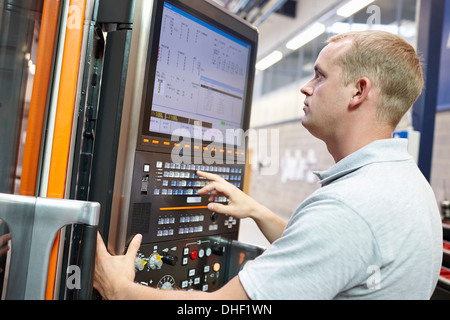 Blick auf Computer-Monitor in engineering Fabrik Arbeiter Stockfoto