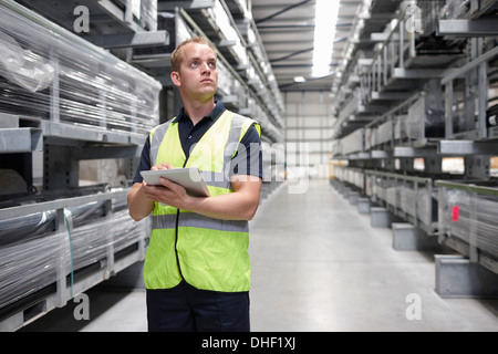 Arbeiter, die Ordnung im engineering Lager prüfen Stockfoto