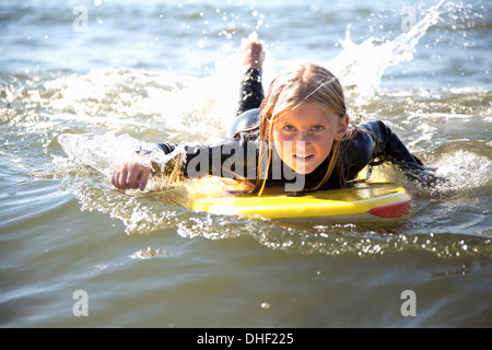 Porträt eines Mädchens auf Surfbrett, Wales, UK Stockfoto