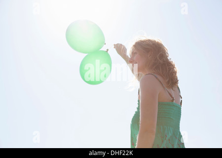 Frau mit zwei grünen Ballons, Wales, UK Stockfoto