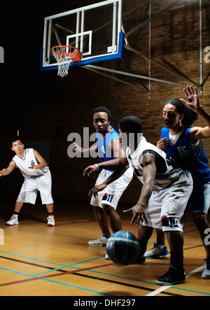 Basketball-Spieler spielen auf Platz Stockfoto