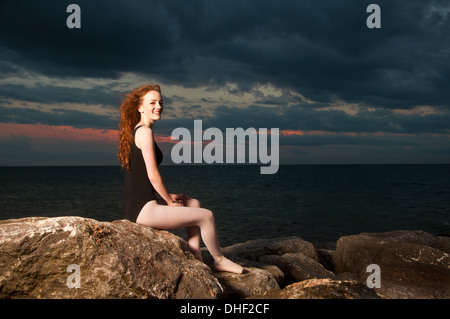 Jungen Ballerina tanzen auf Felsen Stockfoto