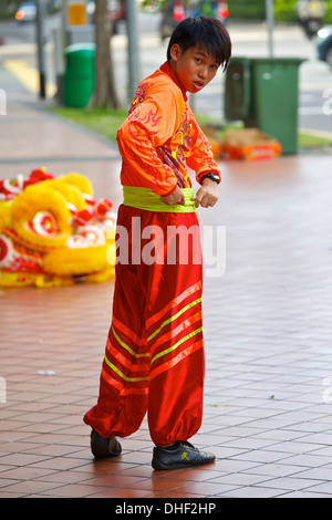 Junge chinesische Künstler bereitet der Drachentanz in Singapur. Stockfoto