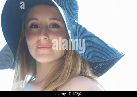 Porträt von Teenager-Mädchen tragen blaue Sonnenhut Stockfoto