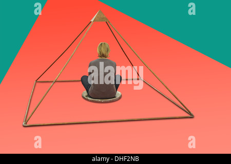Frau, meditieren und Yoga in Metall Pyramide Stockfoto