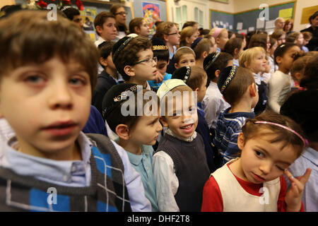 Berlin, Deutschland. 8. November 2013. Kinder oder Avner Talmud-Thora jüdischen Priesterseminar (Jeschiwa) anhören Rabbi David Baruch Lau, der aschkenasischen Oberrabbiner von Israel, sprechen eines Tages vor dem 75. Jahrestag der Reichspogromnacht, auch bezeichnet als Night of Broken Glass, in Berlin, Deutschland, am 8. November 2013. Bildnachweis: Adam Berry/Alamy Live-Nachrichten Stockfoto