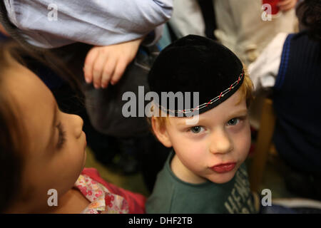 Berlin, Deutschland. 8. November 2013. Kinder oder Avner Talmud-Thora jüdischen Priesterseminar (Jeschiwa) anhören Rabbi David Baruch Lau, der aschkenasischen Oberrabbiner von Israel, sprechen eines Tages vor dem 75. Jahrestag der Reichspogromnacht, auch bezeichnet als Night of Broken Glass, in Berlin, Deutschland, am 8. November 2013. Bildnachweis: Adam Berry/Alamy Live-Nachrichten Stockfoto