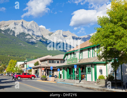 Das Canmore-Hotel auf der Hauptstraße in Township von Canmore Alberta Kanada Stockfoto