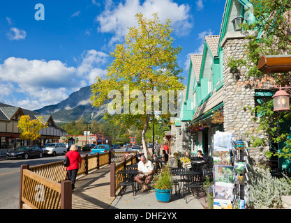 Menschen saßen draußen ein Straßencafé an der Main Street im Township von Canmore Alberta Kanada Stockfoto