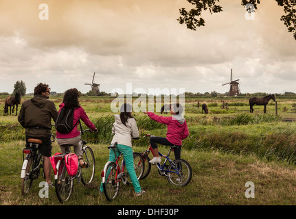 Familie mit zwei Kindern auf Fahrrädern, Kinderdijk, Holland, Amsterdam Stockfoto