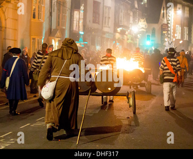 Ein Mönch Routen die Feuer-Trommeln am Ende der Prozession des Vereins South Street Lagerfeuer bei Lewes Bonfire Night 2013 Stockfoto