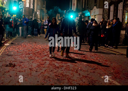 die Reste der aufgelösten Böller Lewes Bonfire nachts Stockfoto