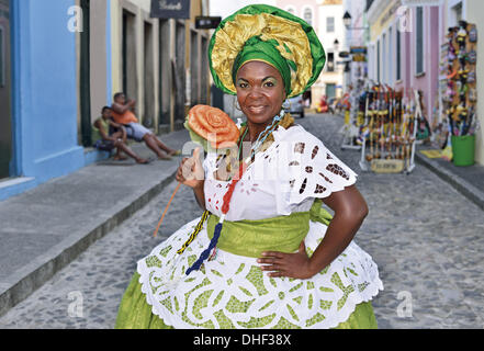 Brasilien, Bahia, Salvador da Bahia, Baiana, Kleid, Kostüm, Afro-brasilianische Kultur, Candomblé, Religion der Sklaven, Kolonialgeschichte, ehemalige portugiesische Kolonie, Reisen, Tourismus, Brasilianerin, Einwohner von Salvador da Bahia, Brasilien 2014, Gesichter von Braz Stockfoto