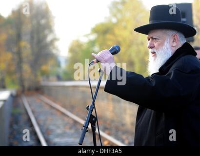 Berlin, Deutschland. 8. November 2013. Rabbiner Yitshak Ehrenberg spricht anlässlich des 75. Jahrestages der Pogromnacht am Mahnmal Gleis 17 (lit. Track 17) bei einer Kranzniederlegung in Berlin, Deutschland, 8. November 2013. Foto: BRITTA PEDERSEN/Dpa/Alamy Live News Stockfoto