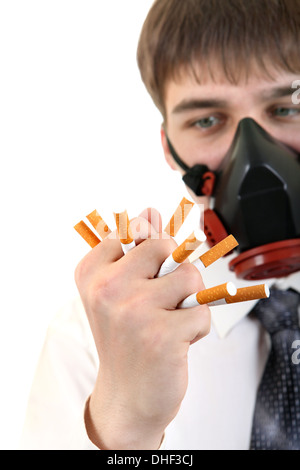 Mann mit Maske Zerkleinerung eine Zigaretten Stockfoto