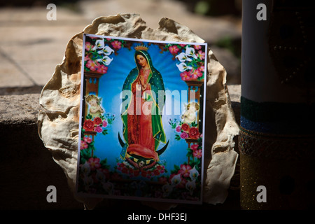 Ein Bild der Muttergottes von Guadalupe erscheint im Laufe des Tages der Toten San Miguel-Friedhof in Oaxaca, Mexiko Stockfoto