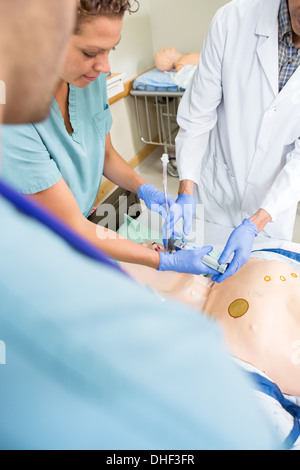 Herr Doktor Anpassung Rohr im Mund des Patienten Dummy Stockfoto