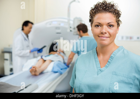 Krankenschwester mit Arzt und Kollegen, die Vorbereitung der Patienten für CT-Scan Stockfoto