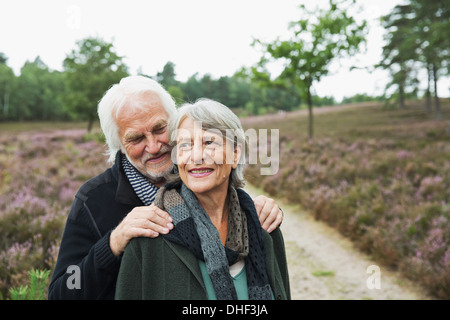 Älteres Paar, Mann mit Händen auf Frau Schultern Stockfoto