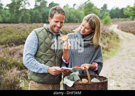 Mitte erwachsenes paar Futter für Pilze Stockfoto