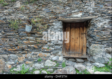 alte Tür auf Kaukasus-Gebäude Stockfoto